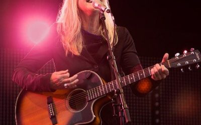 Nybakt æresprisvinner på lørdagens Spelemannspris,  25 år som soloartist, duggfersk plate i kofferten, aktuell som alltid, stadig i forandring…