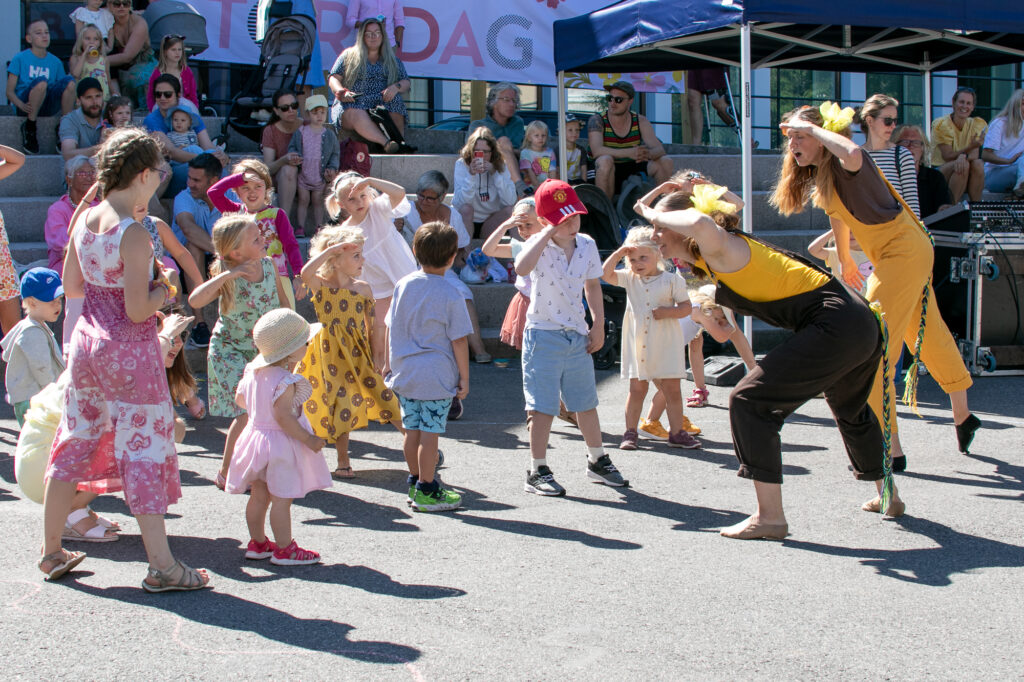 BarneStreet med høytlesing og dans (foto: Bjørg Fossli)